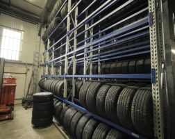 Platzsparende und sichere Lagerung von Reifen und Rädern