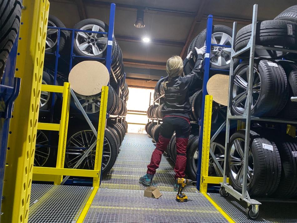 Erfahrene Mitarbeiter sorgen für eine sichere Lagerung der Reifen auf Reifenregalen.